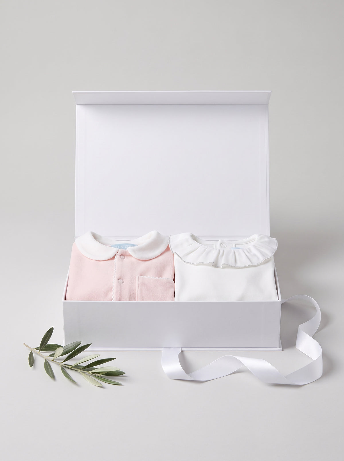 Gift set N°1 Aubette & silver collar: white Club Cinq gift box with Pyjama Aubette powder and Baby bodysuit silver babylock collar, neatly folded, with a white satin ribbon