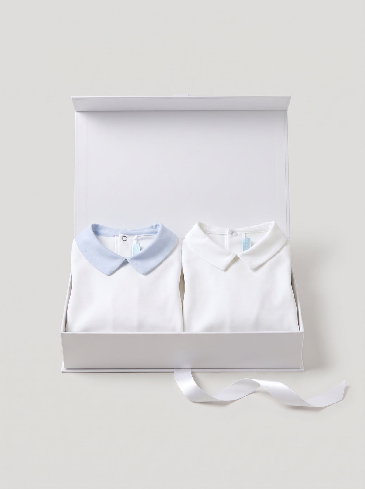 Gift set N°2 Blue & white collars: white Club Cinq gift box with Baby bodysuit with light blue collar and Baby bodysuit pointed collar, neatly folded, with a white satin ribbon