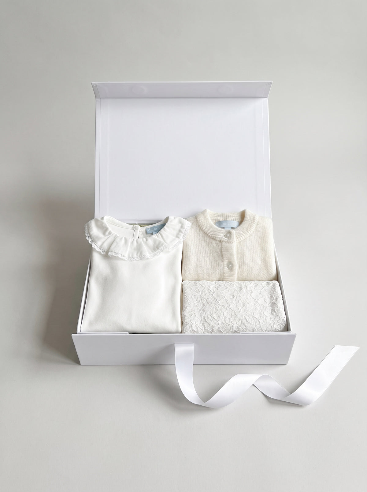 Gift set N°3 Lace & alpaca: white Club Cinq gift box with Hampton top white Pierrot lace collar, Cardigan alpaca and Bahia skirt white lace, neatly folded, with a white satin ribbon