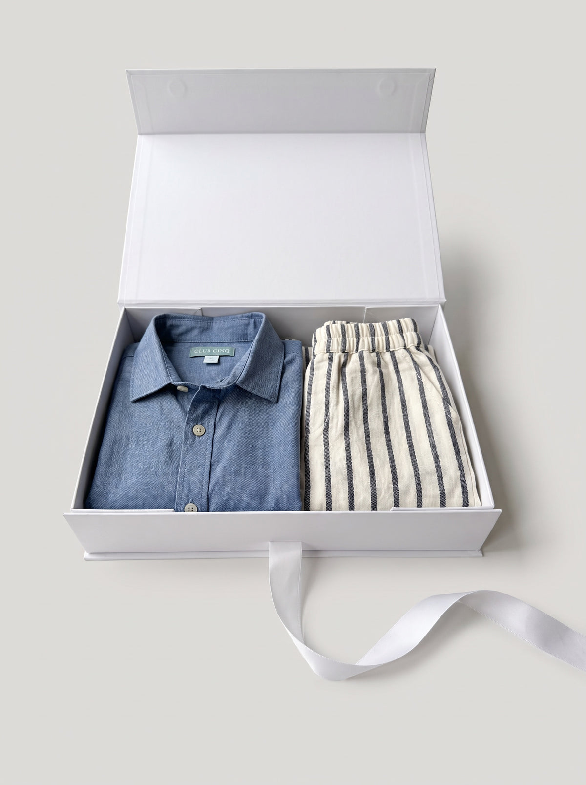Gift set N°5 Chambray & stripes: white Club Cinq gift box with Braga shirt chambray and Southport shorts stripe, neatly folded, with a white satin ribbon