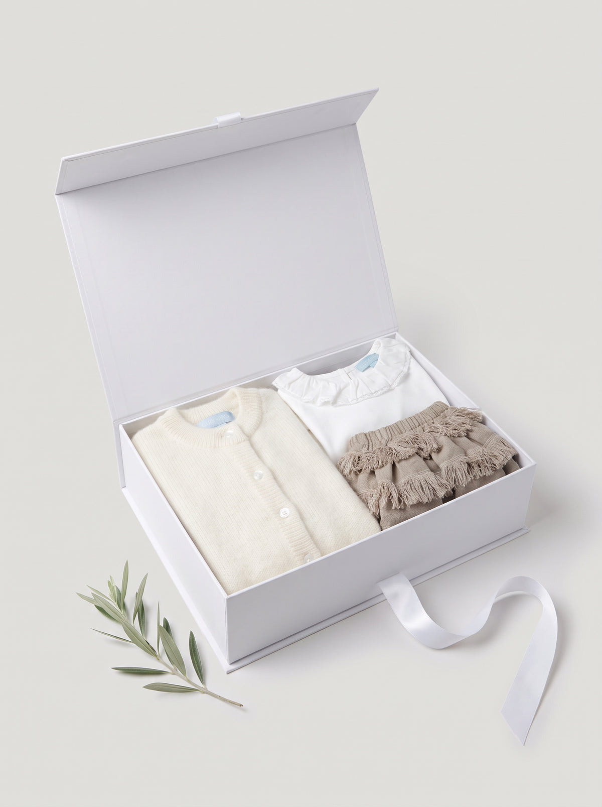 Gift set N°8 Fringes & alpaca: white Club Cinq gift box with Cardigan alpaca, Hampton top white Pierrot lace collar and Fringe skirt, neatly folded, with a white satin ribbon