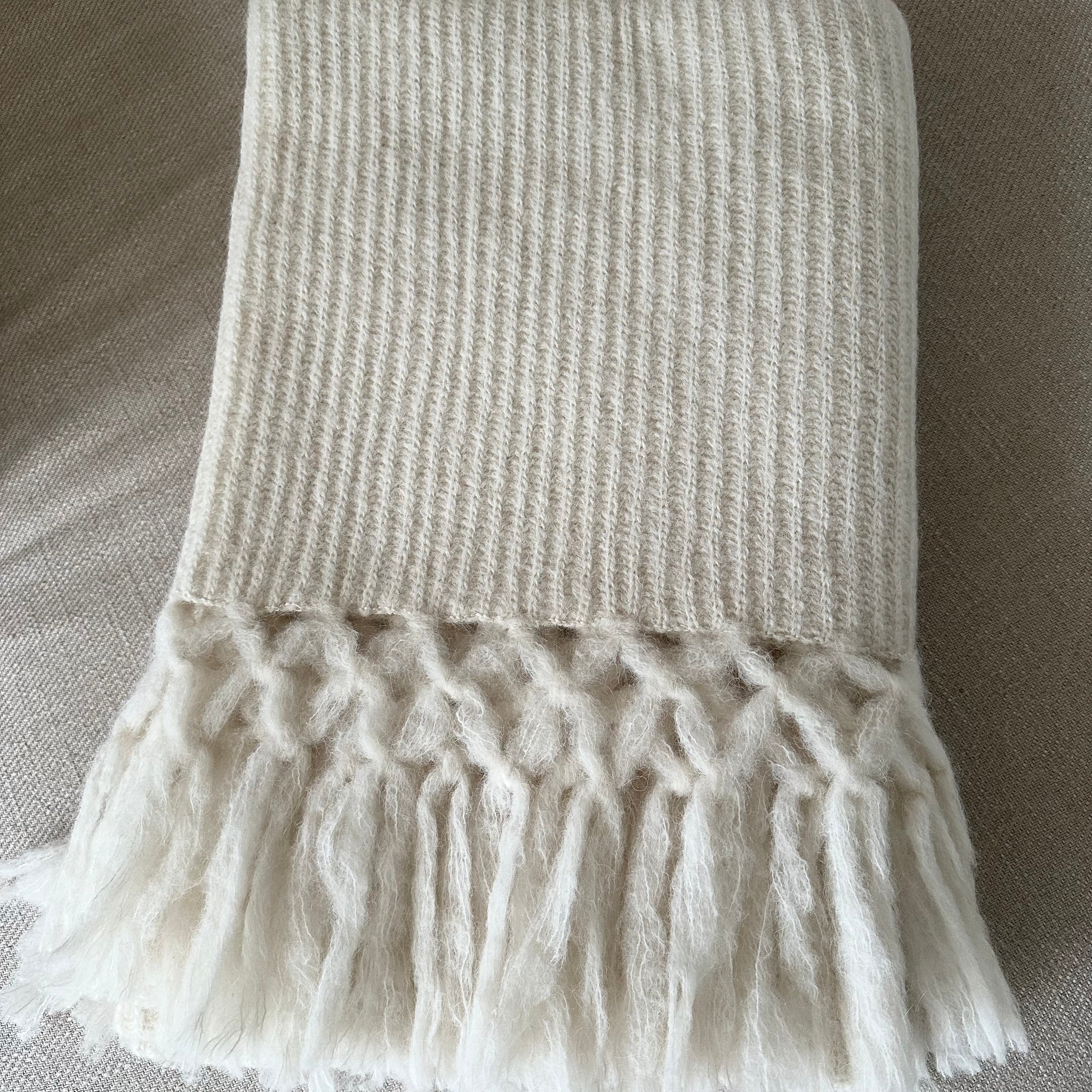 Close-up of the Blanket baby alpaca off white: fabric and finishing