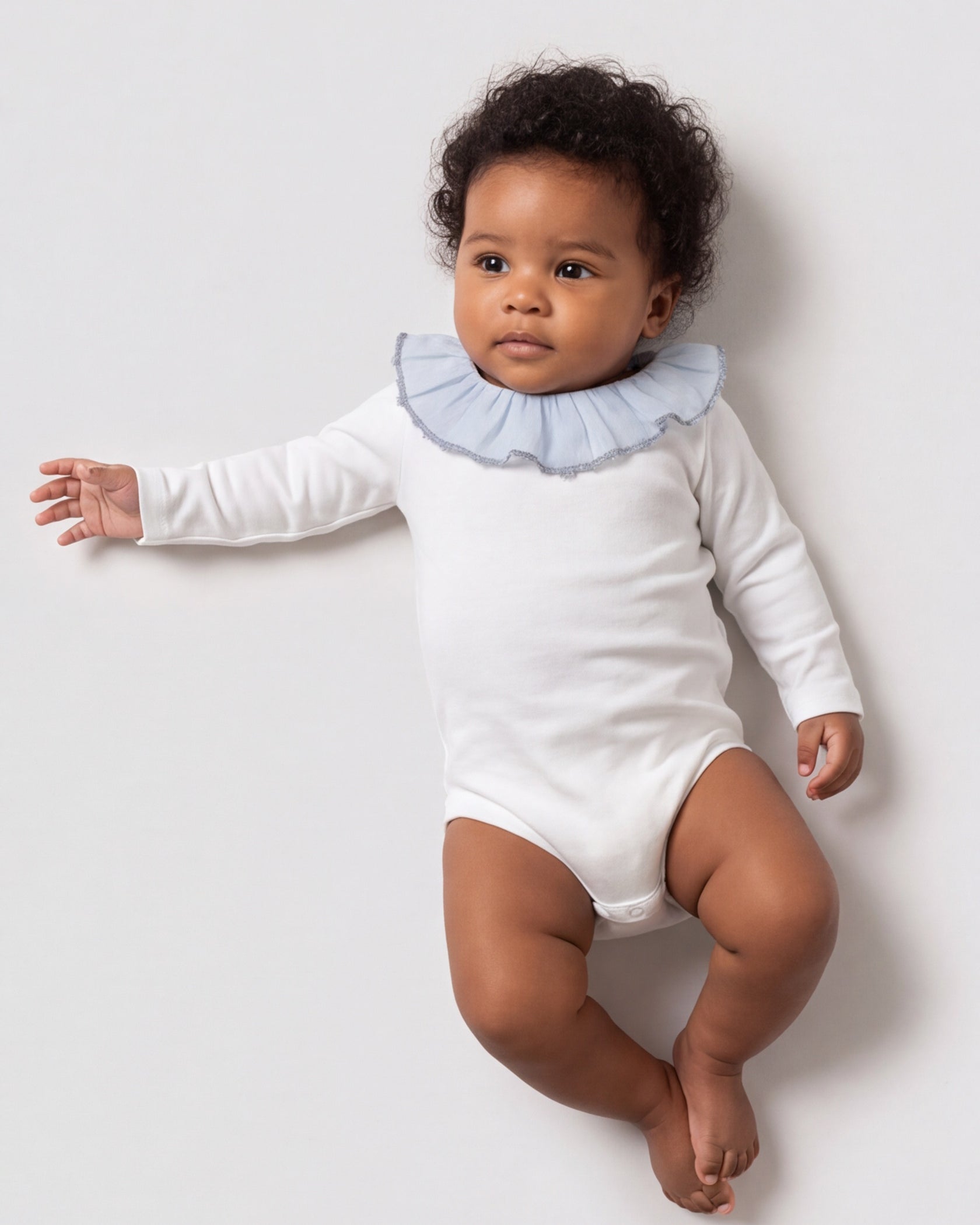 Babyromper met lichtblauwe linnen kraag