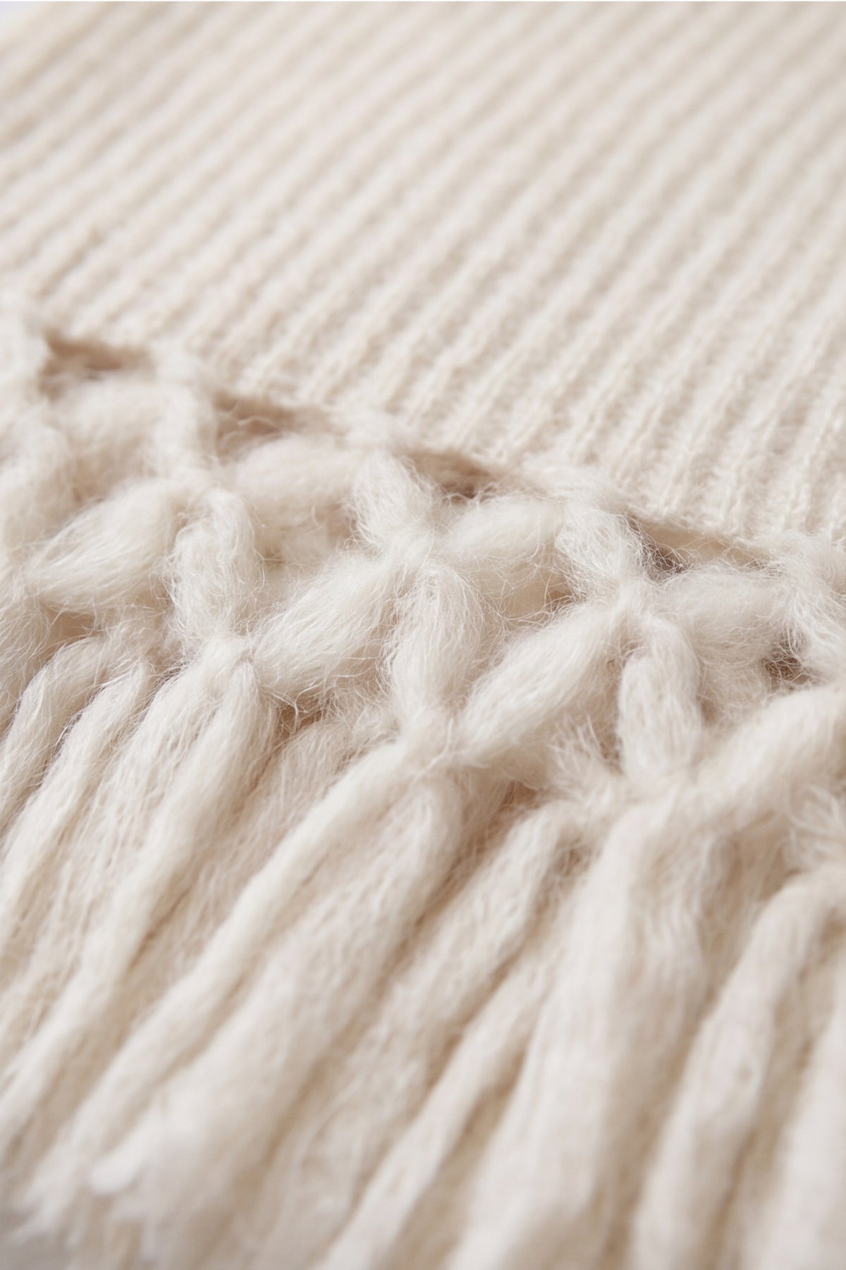 Close-up of the Blanket baby alpaca off white: fabric and finishing