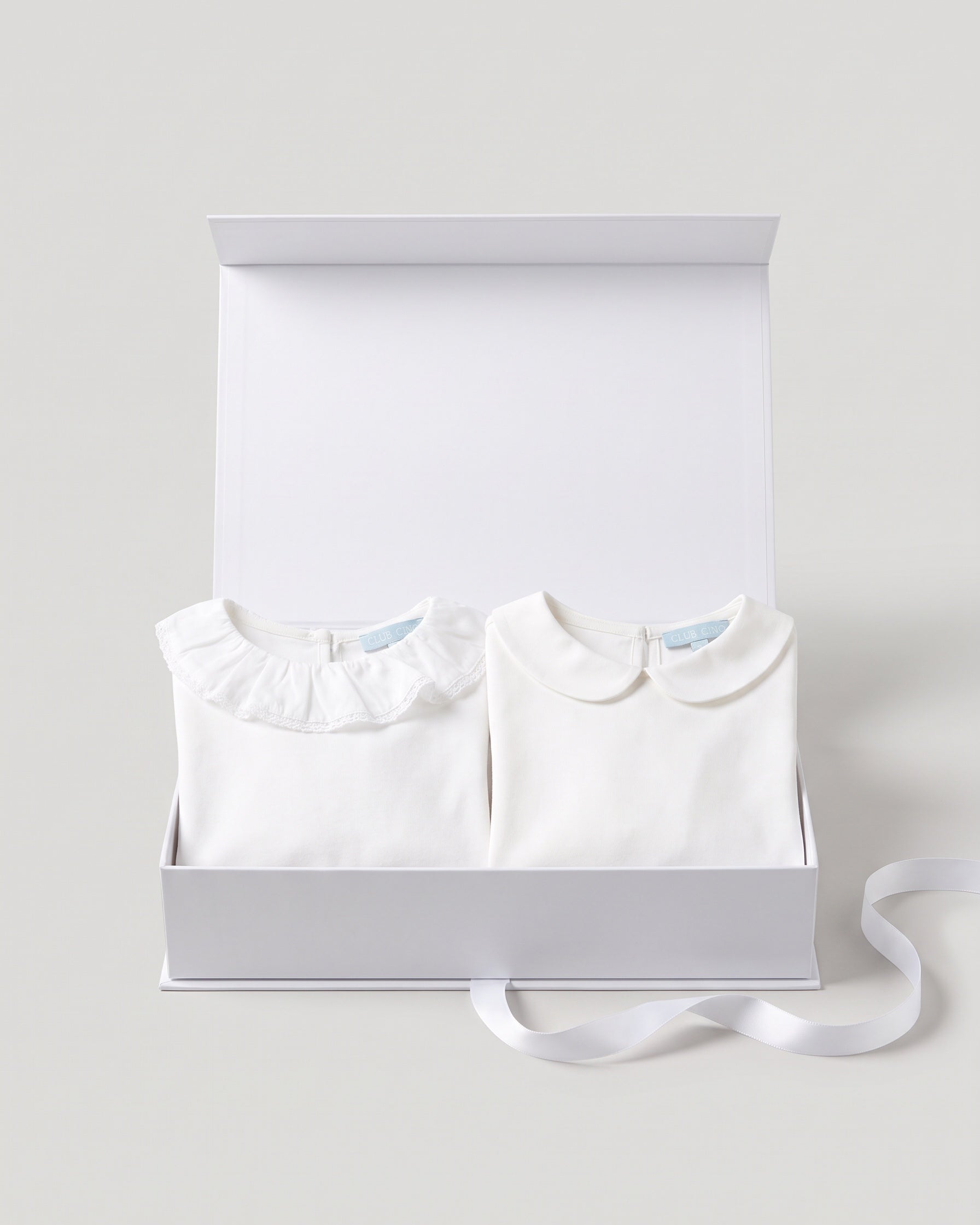 Gift set N°10 Two white collars: white Club Cinq gift box with Hampton top white Pierrot lace collar and Hampton top classic collar Peter Pan, neatly folded, with a white satin ribbon