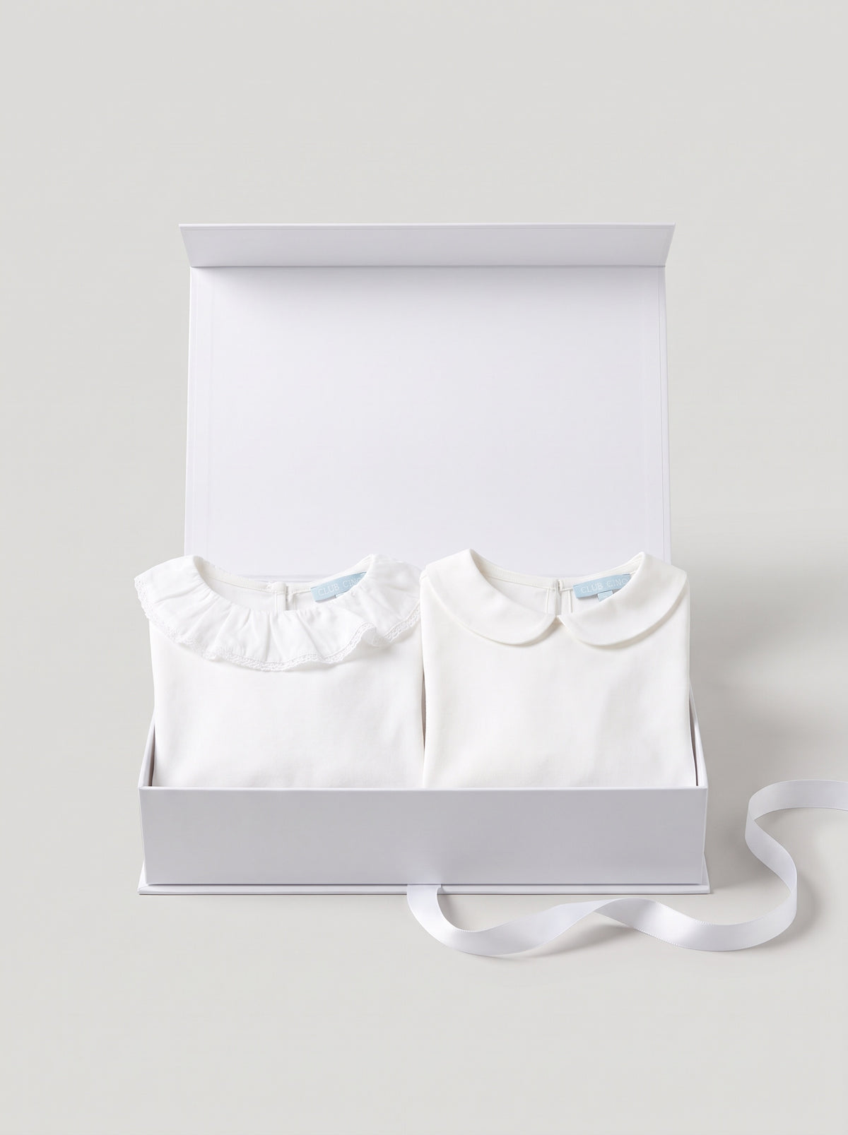 Gift set N°10 Two white collars: white Club Cinq gift box with Hampton top white Pierrot lace collar and Hampton top classic collar Peter Pan, neatly folded, with a white satin ribbon