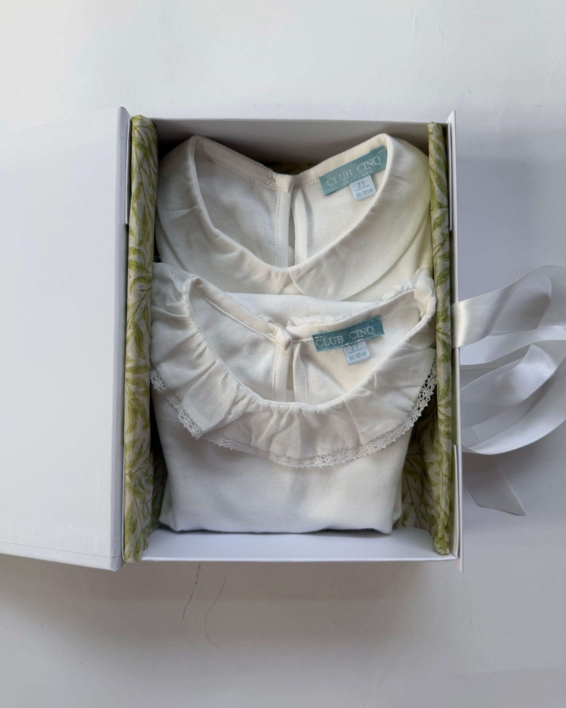 Gift set N°10 Two white collars: the gift box as packed by hand in our Amsterdam store