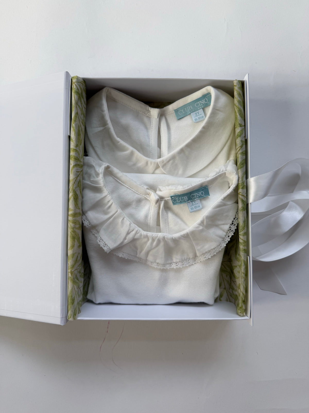 Gift set N°10 Two white collars: the gift box as packed by hand in our Amsterdam store