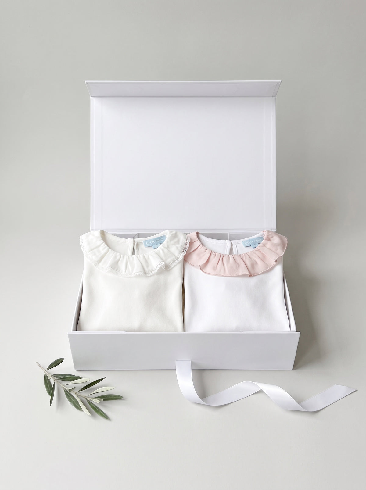 Gift set N°11 Pink & white Pierrot: white Club Cinq gift box with Hampton top pink Pierrot collar and Hampton top white Pierrot lace collar, neatly folded, with a white satin ribbon