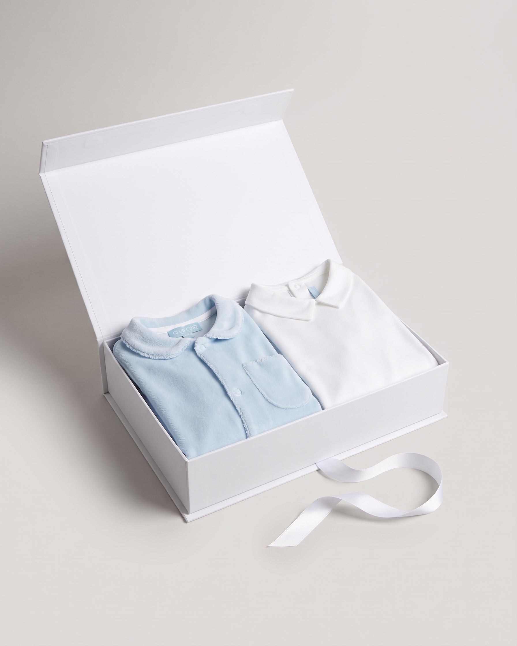 Gift set N°12 Cailly & pointed collar: white Club Cinq gift box with Pyjama Cailly light blue and Baby bodysuit pointed collar, neatly folded, with a white satin ribbon