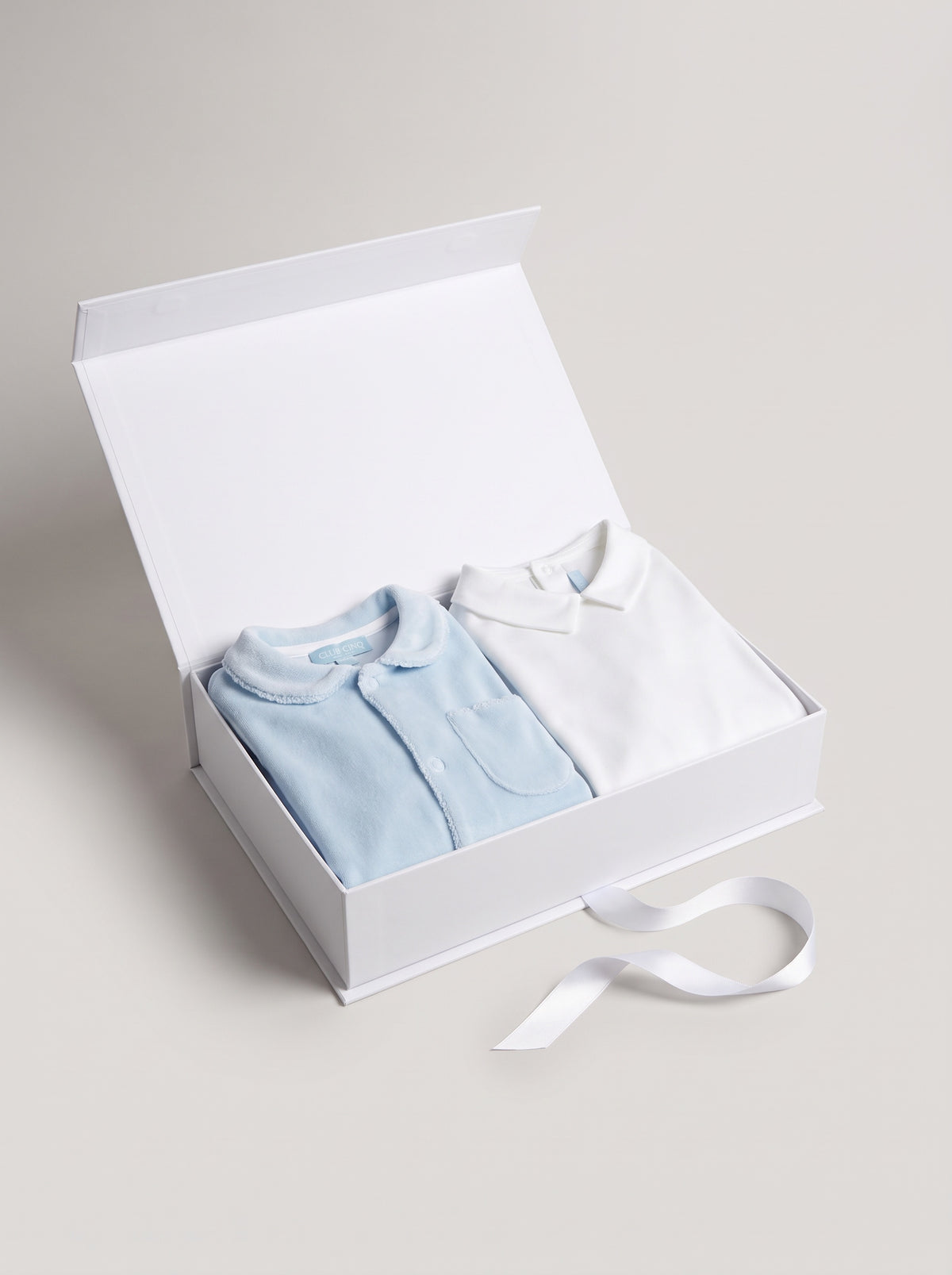 Gift set N°12 Cailly & pointed collar: white Club Cinq gift box with Pyjama Cailly light blue and Baby bodysuit pointed collar, neatly folded, with a white satin ribbon