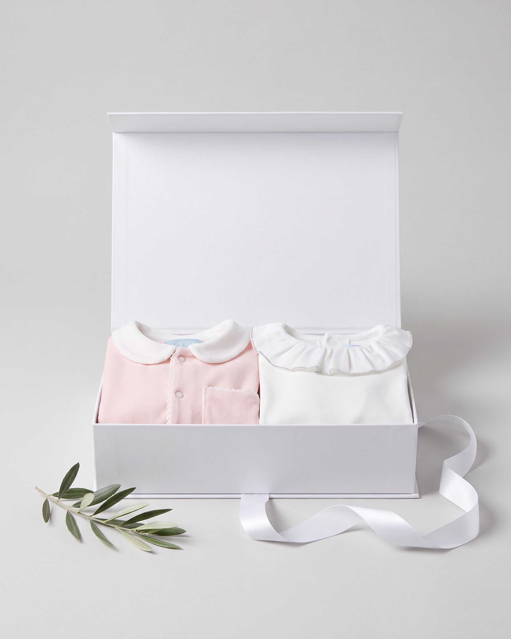 Gift set N°1 Aubette & silver collar: white Club Cinq gift box with Pyjama Aubette powder and Baby bodysuit silver babylock collar, neatly folded, with a white satin ribbon