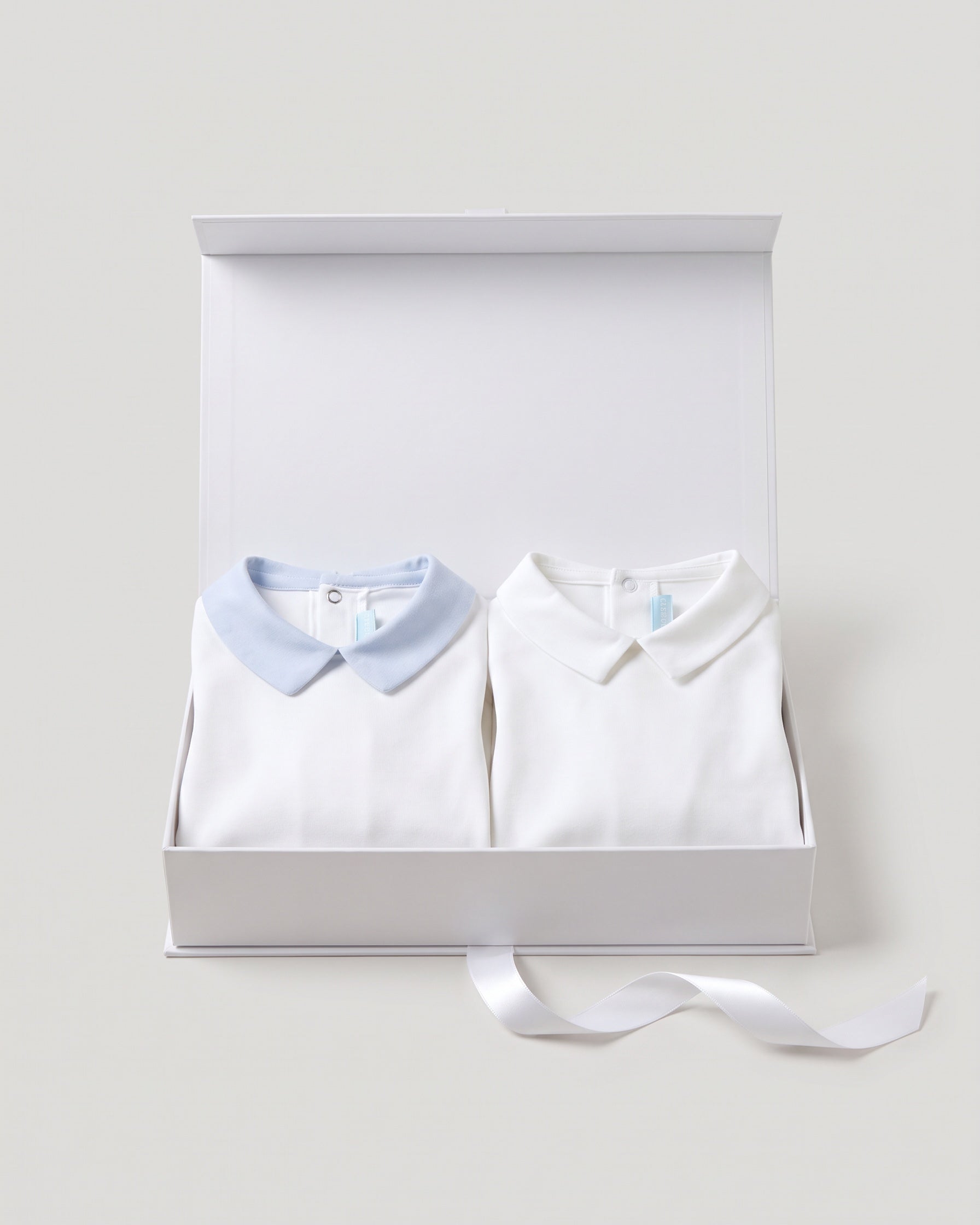 Gift set N°2 Blue & white collars: white Club Cinq gift box with Baby bodysuit with light blue collar and Baby bodysuit pointed collar, neatly folded, with a white satin ribbon