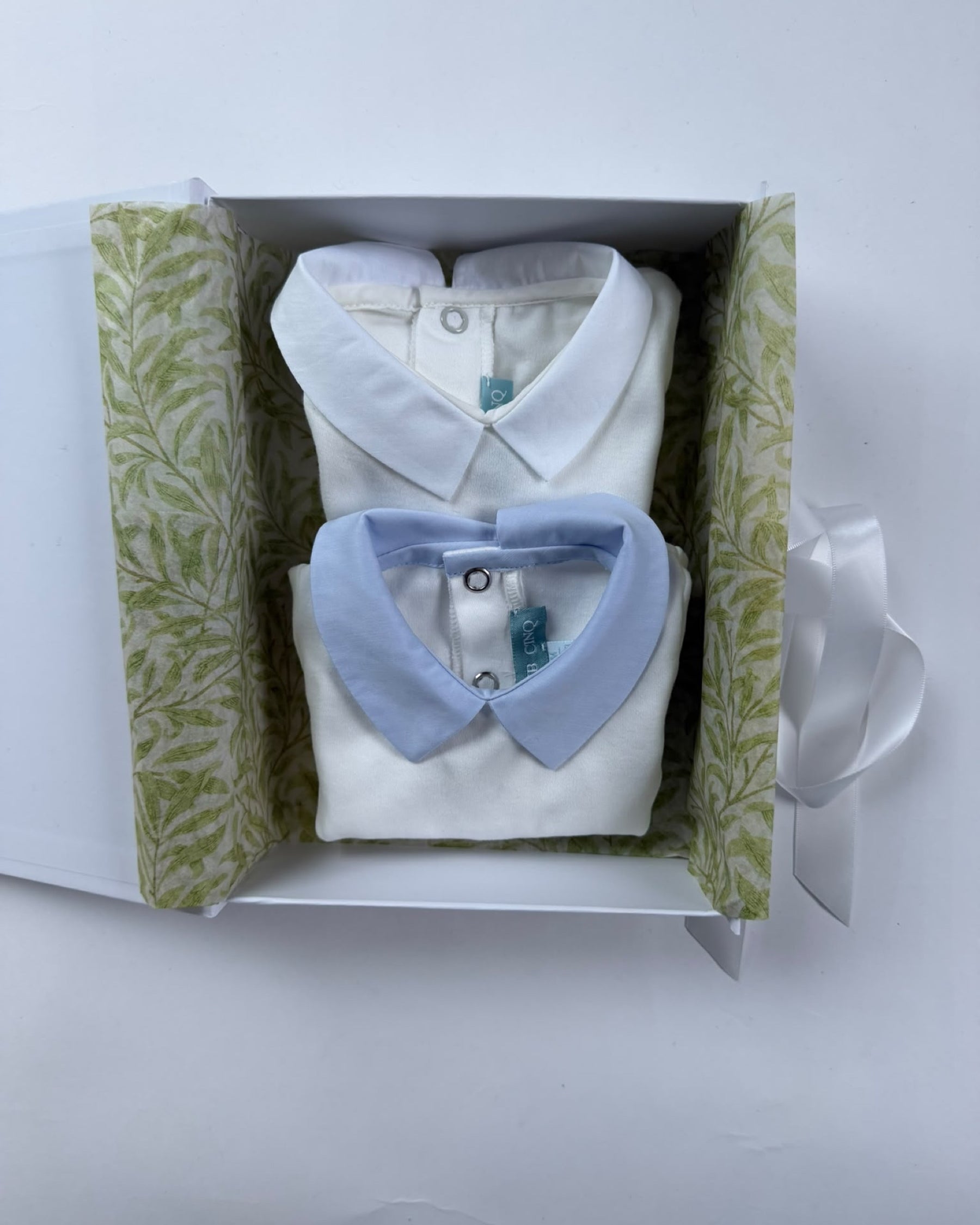 Gift set N°2 Blue & white collars: the gift box as packed by hand in our Amsterdam store