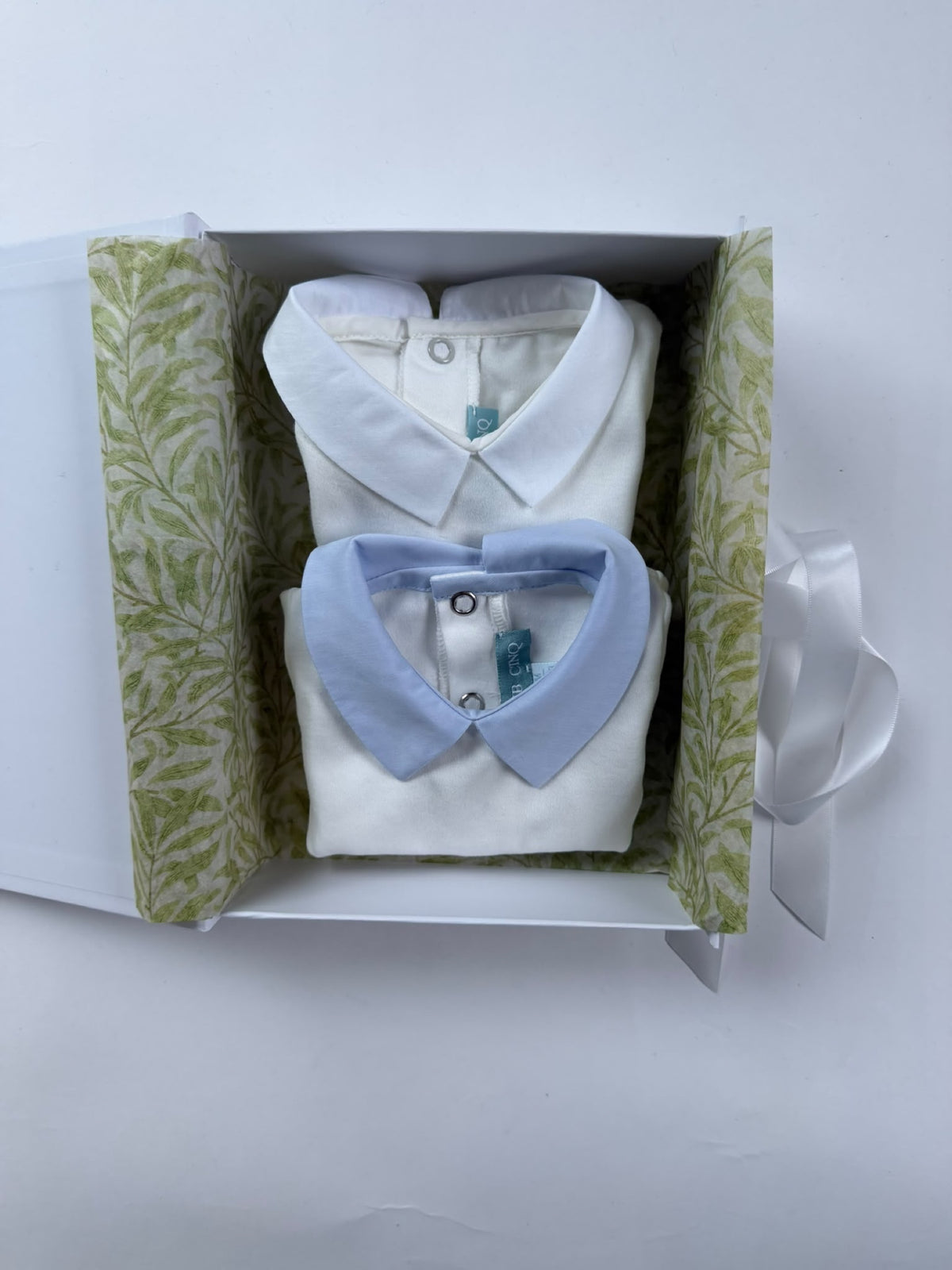 Gift set N°2 Blue & white collars: the gift box as packed by hand in our Amsterdam store