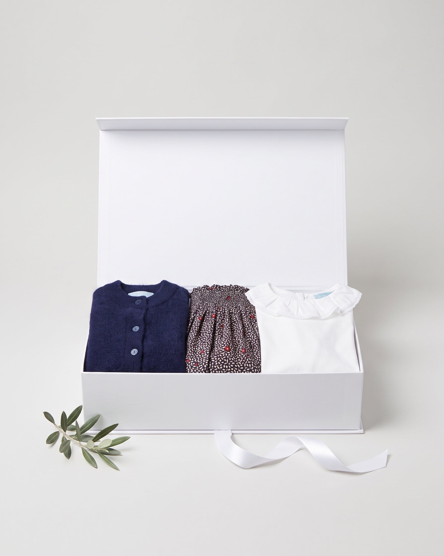 Gift set N°4 Navy alpaca & Liberty flowers: white Club Cinq gift box with Cardigan alpaca, Molise skirt flower and Hampton top white Pierrot lace collar, neatly folded, with a white satin ribbon