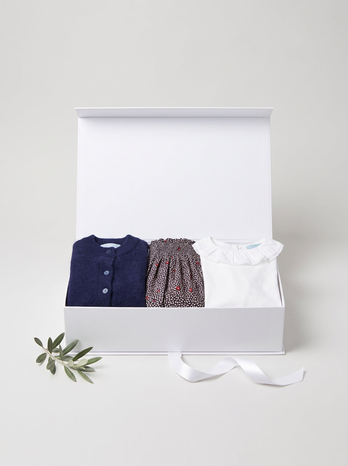 Gift set N°4 Navy alpaca & Liberty flowers: white Club Cinq gift box with Cardigan alpaca, Molise skirt flower and Hampton top white Pierrot lace collar, neatly folded, with a white satin ribbon