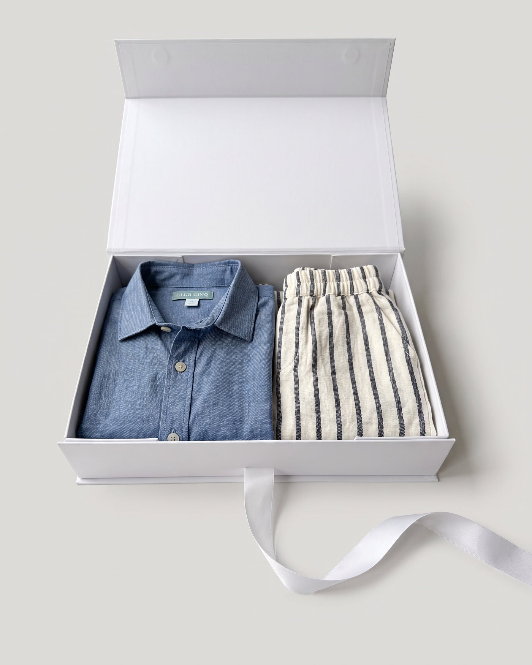 Gift set N°5 Chambray & stripes: white Club Cinq gift box with Braga shirt chambray and Southport shorts stripe, neatly folded, with a white satin ribbon