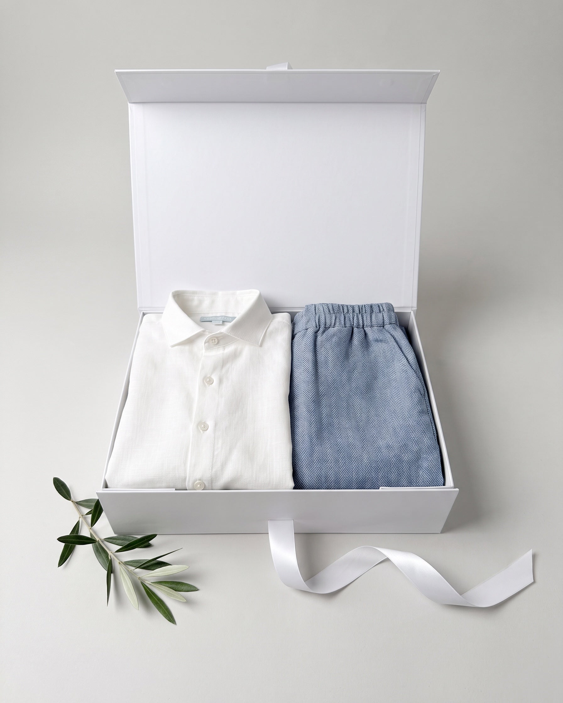 Gift set N°6 White linen & herringbone: white Club Cinq gift box with Braga shirt white and Southport shorts herringbone, neatly folded, with a white satin ribbon